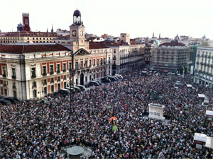 Fotografa de Portada: Los manifestantes abarrotaron la Plaza de Sol en Madrid (foto: Democracia Real Ya)