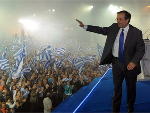 Fotografa de Portada: El conservador Antonis Samaris saluda a sus votantes (foto: Partido Nueva Democracia)