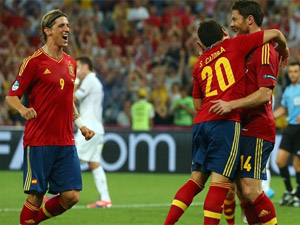 Fotografa de Portada: Xabi Alonso celebra con Cazorla y Torres el penalti marcado ante Francia (foto: Uefa)