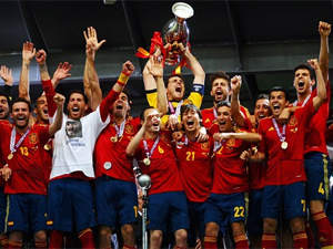 Fotografa de Portada: Casillas levanta la copa de campeones junto a todo el equipo (foto: UEFA/Getty images)