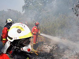 Fotografa de Portada: La Unidad Militar de Emergencias en el fuego de La Jonquera (Foto: Unidad Militar de Emergencias)