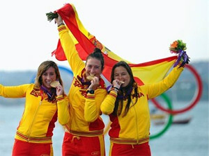 Fotografa de Portada: Angela Pumariega, Tamara Echegoyen y Sofia Toro, campeonas olmpicas en la categora Elliott 6m de Vela (foto: London2012)