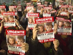 Fotografa de Portada: Manifestacin en las calles de Crdoba durante los primeros das de la desaparicin de los nios Ruth y Jos