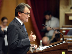 Fotografa de Portada: Artur Mas, en la tribuna del Parlamento de Catalua al anunciar el adelanto electoral (foto: Generalitat)