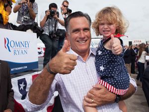 Fotografa de Portada: Romney posa con una nia en brazos durante un acto de campaa (foto: Partido Republicano)