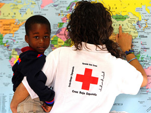 Fotografa de Portada: Un nio inmigrante recibe atencin social en la escuela (foto: Cruz Roja)