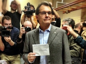 Fotografa de Portada: El candidato de CiU, Artur Mas, antes de votar el 25 de noviembre (foto: CiU)