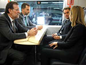 Fotografa de Portada: El prncipe Felipe, Mariano Rajoy, Artur Mas y la ministra Ana Pastor, durante el viaje en AVE a Gerona (foto: La Moncloa)