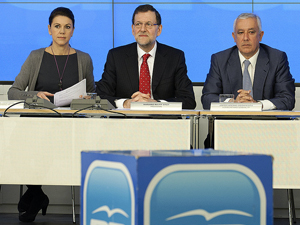 Fotografa de Portada: El presidente del PP, Mariano Rajoy, rodeado por Mara Dolores de Cospedal y Javier Arenas (foto: Tarek/PP)