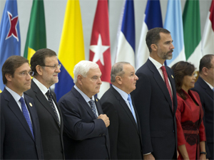 Fotografa de Portada: El prncipe Felipe y Mariano Rajoy, en la foto familiar de la Cumbre  (foto: La Moncloa)