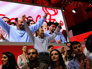 Fotografa de Portada: Rubalcaba saluda al pblico de la Conferencia Poltica (foto: PSOE)