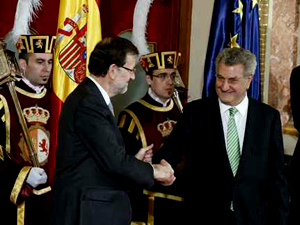 Fotografa de Portada: Mariano Rajoy saluda al presidente del Congreso, Jess Posada, en el aniversario de la Constitucin (foto: La Moncloa)
