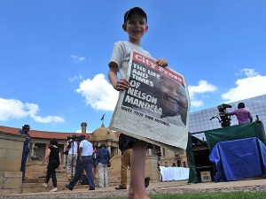 Fotografa de Portada: Un nio vende el peridico con la noticia de la muerte de Mandela (foto: Gobierno de Sudfrica)