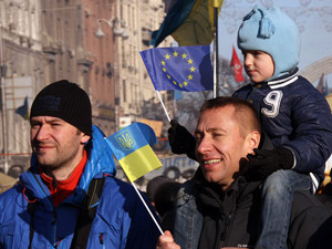 Fotografa de Portada: Un padre ucraniano se manifiesta junto a su hijo a favor de la UE (foto: www.tymoshenko.ua)