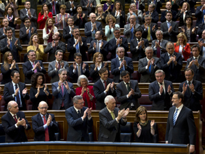 Fotografa de Portada: Los diputados del PP ovacionan a Rajoy tras su discurso en el Debate (foto: La Moncloa/Diego)