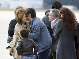 Fotografa de Portada: La vicepresidenta del Gobierno, Soraya Senz de Santamara, recibe a Javier Espinosa (foto: El Mundo)