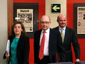 Fotografa de Portada: Los ministros Senz de Santamara, Montoro y Guindos, al presentar las previsiones econmicas (foto: La Moncloa)