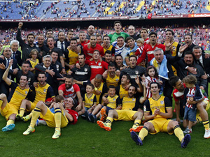 Fotografa de Portada: La plantilla del equipo celebra el triunfo en el Camp Nou (foto: Atltico de Madrid)