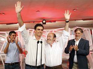 Fotografía de Portada: Pedro Sánchez y Alfredo Pérez Rubalcaba, tras ganar las elecciones internas (©foto: PSOE)