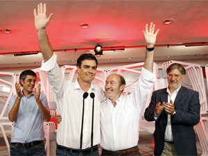 Fotografa de Portada: Pedro Snchez y Alfredo Prez Rubalcaba, tras ganar las elecciones internas (foto: PSOE)