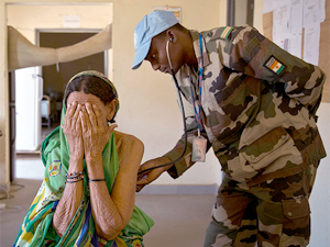 Fotografa de Portada: Un mdico de la ONU atiende a una mujer en Mal (foto: Naciones Unidas)