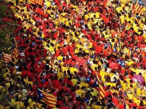 Fotografa de Portada: Miles de ciudadanos recorren las calles de Barcelona en plena Diada con banderas independentistas (foto: Asamblea Nacional Catalana)