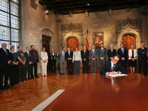 Fotografa  Artur Mas firma el decreto de convocatoria de la consulta ilegal (foto: Generalitat de Catalua)