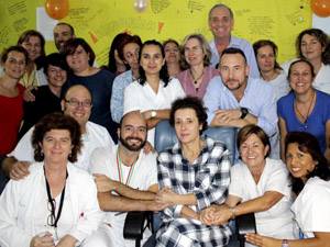 Fotografa Teresa Romero, con los mdicos y compaeros del Hospital Carlos III