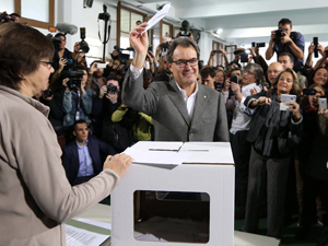 Fotografa de Portada: Artur Mas vota a favor de la independencia en un centro pblico (foto: Gencat)
