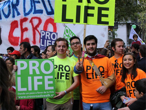 Fotografa de Portada: Jvenes con pancartas a favor de la vida en la manifestacin contra el aborto (foto: Derecho a Vivir)