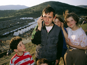Fotografa de Portada: Un grupo de refugiados en un campamento de Kosovo (foto: ONU)