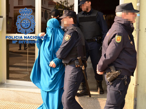 Fotografa de Portada: Esta es una de las mujeres yihadistas detenidas en la ltima operacin antiterrorista (foto: Polica Nacional)