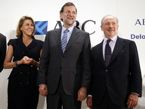 Fotografa Mariano Rajoy, Rodrigo Rato y Mara Dolores de Cospedal, juntos en un almuerzo del Foro ABC en junio de 2011 (foto: PP)