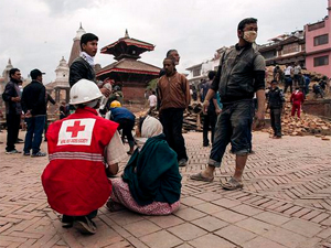 Fotografa Una trabajadora de Cruz Roja atiende a una de las vctimas del terremoto en Nepal (foto: Cruz Roja)
