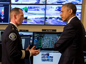 Fotografa Obama charla con un responsable de las Fuerzas de Seguridad (foto: Casa Blanca)