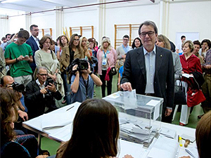 Fotografa Artur Mas votando en las elecciones del 24-M ( Ruben Moreno - Gabinete de Prensa del President)