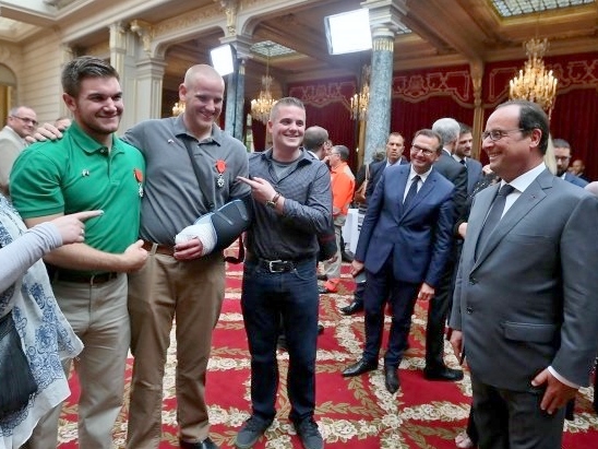 Fotografa de Portada: Hollande, junto a los pasajeros que evitaron el atentado tras condecorarlos (foto: Repblica de Francia)