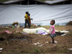 Fotografa de Portada: Una nia, sola en un campo de refugiados (foto: Naciones Unidas)