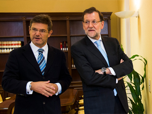 Fotografa de Portada: Mariano Rajoy, junto al ministro de Justicia (foto: La Moncloa/David Mudarra)