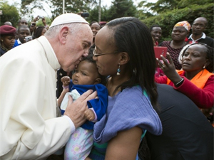 Fotografía El Papa Francisco besa a un niño y su madre durante la visita a Kenia (©foto: Vaticano)