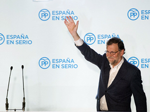 Fotografa de Portada: Mariano Rajoy, al salir al baln de la sede de su partido para saludar a los simpatizantes (foto: PP)