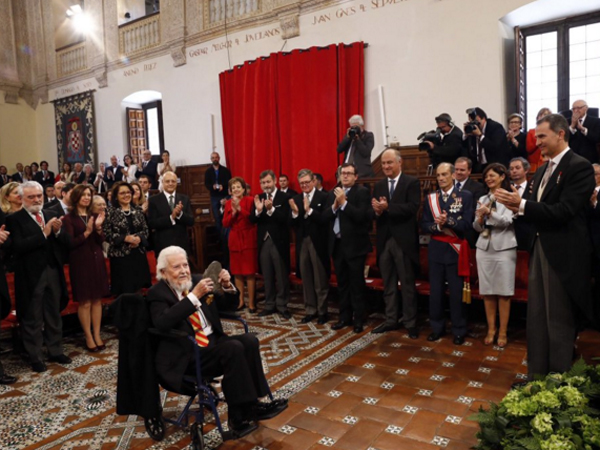 Fotografa El rey Felipe VI entrega el Premio Cervantes 2015 a Fernando del Paso (foto: Casa Real)