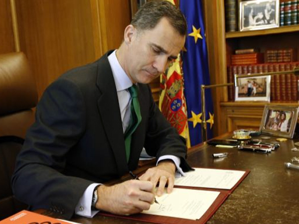 Fotografa de Portada: Felipe VI al firmar el real decreto de repeticin de elecciones (foto: Casa Real)