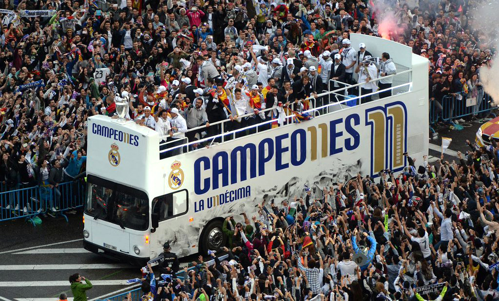 Fotografa de Portada: Los jugadores merengues celebran la Undcima Copa de Europa al llegar a la fuente de Cibeles (foto: Real Madrid)
