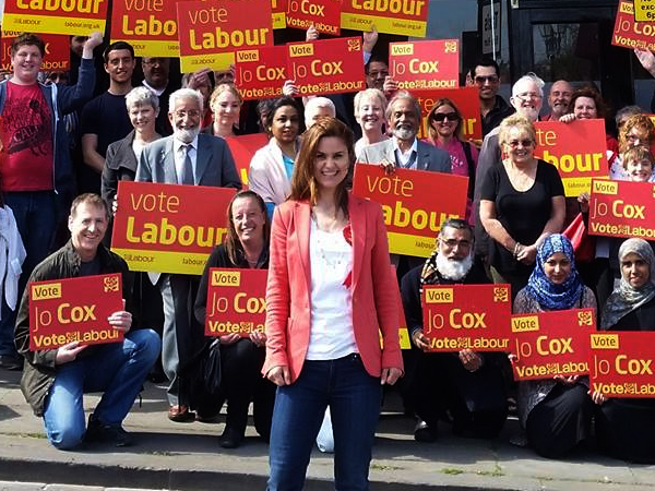 Fotografa de Portada: La diputada Jo Cox en un acto de campaa rodeada de seguidores (foto: Facebook de Jo Cox)