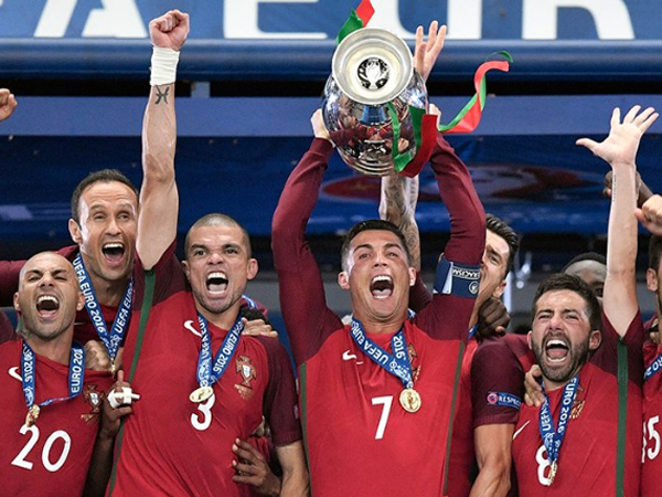 Fotografa de Portada: Cristiano Ronaldo levanta la Eurocopa tras ganar la final (foto: Federacin de Ftbol de Portugal)