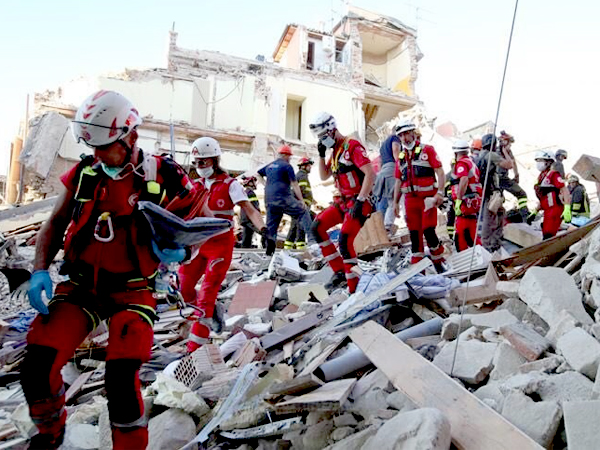 Fotografa Personal de emergencias trabaja en las labores de rescate de las vctimas (foto: Cruz Roja Italia)