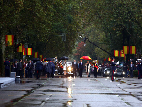 Fotografía de Portada: Los Reyes de España y el presidente del Gobierno al comenzar el desfile de la Fiesta Nacional (©foto: Casa Real)