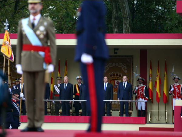 Los Reyes de España y el presidente del Gobierno al comenzar el desfile de la Fiesta Nacional (©foto: Casa Real)