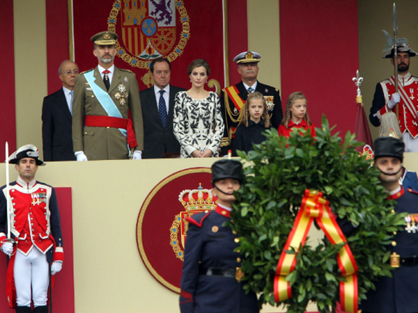Los Reyes de Espaa y el presidente del Gobierno al comenzar el desfile de la Fiesta Nacional (foto: Casa Real)